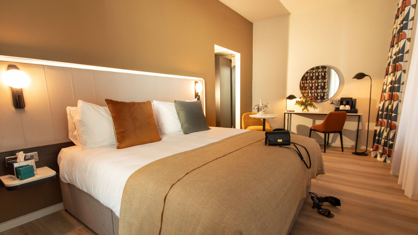 Club King Room 1
